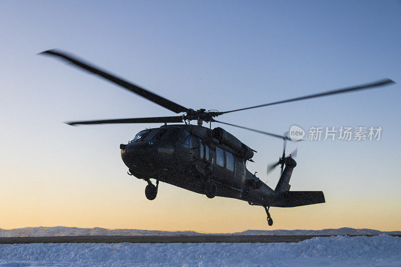 黑鹰直升机在雪地上空盘旋