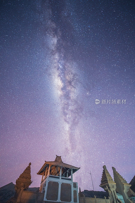 在印度尼西亚东爪哇溴火山星夜银河系