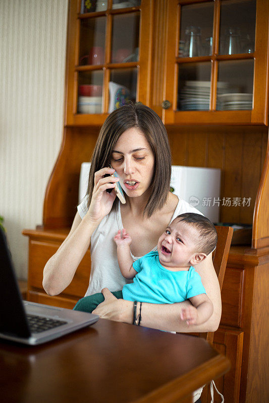 在家工作带孩子的妇女