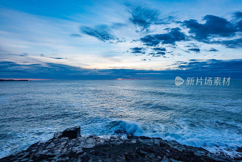 古玩湾悬崖的黎明，卡特林，新西兰