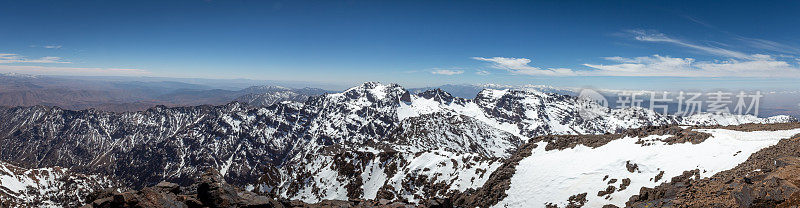 阿特拉斯山脉的雪峰全景