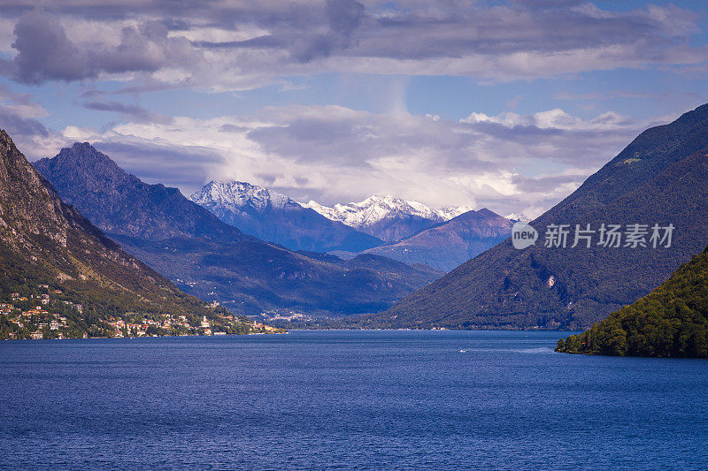 日落时分的卢加诺湖和瑞士阿尔卑斯风景——瑞士的提契诺