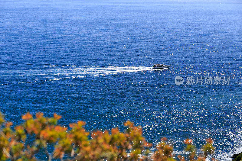 船在海上