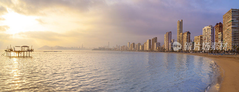 贝尼多姆莱万特海滩夕阳在西班牙阿利坎特