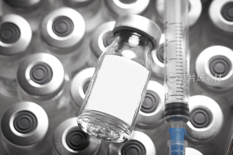 多剂量注射药瓶，药瓶上方有空白标签和注射器