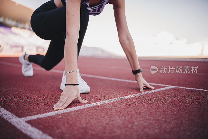 女运动员在起跑线上准备跑