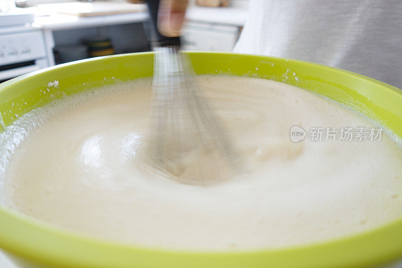 女子准备煎饼面糊