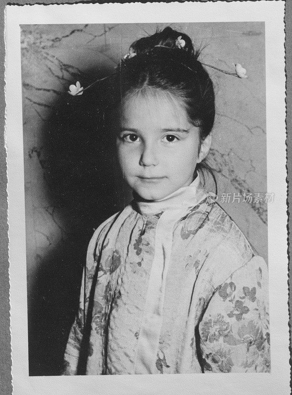 穿着日本服装的小女孩。1956.