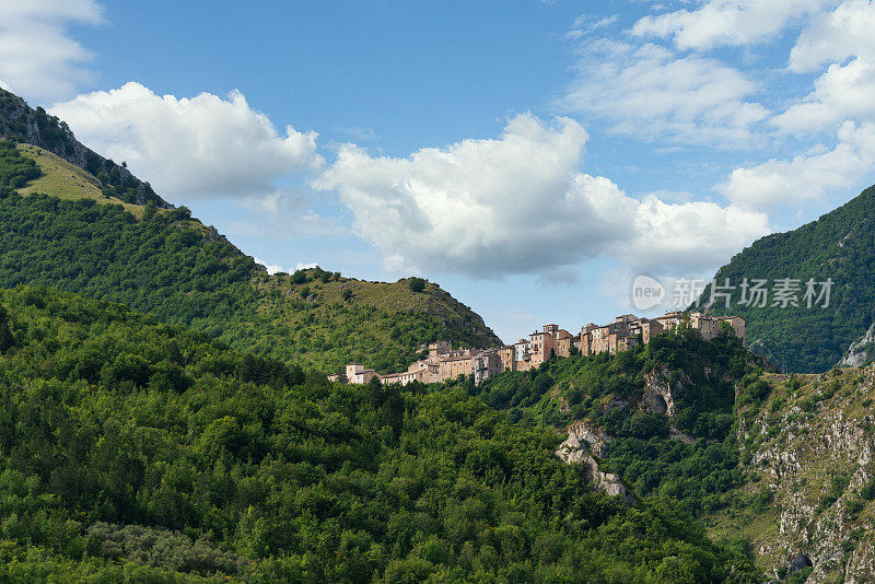 Abruzzo山的Castrovalva村