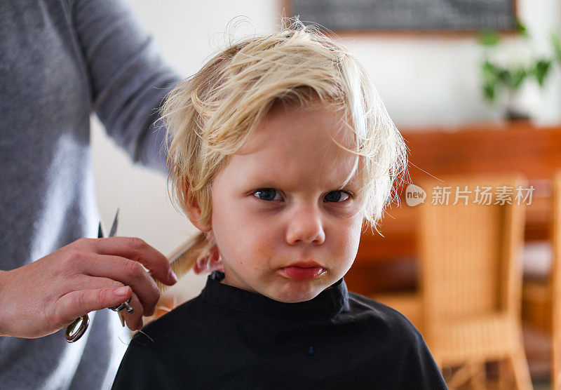一个小男孩正在理发
