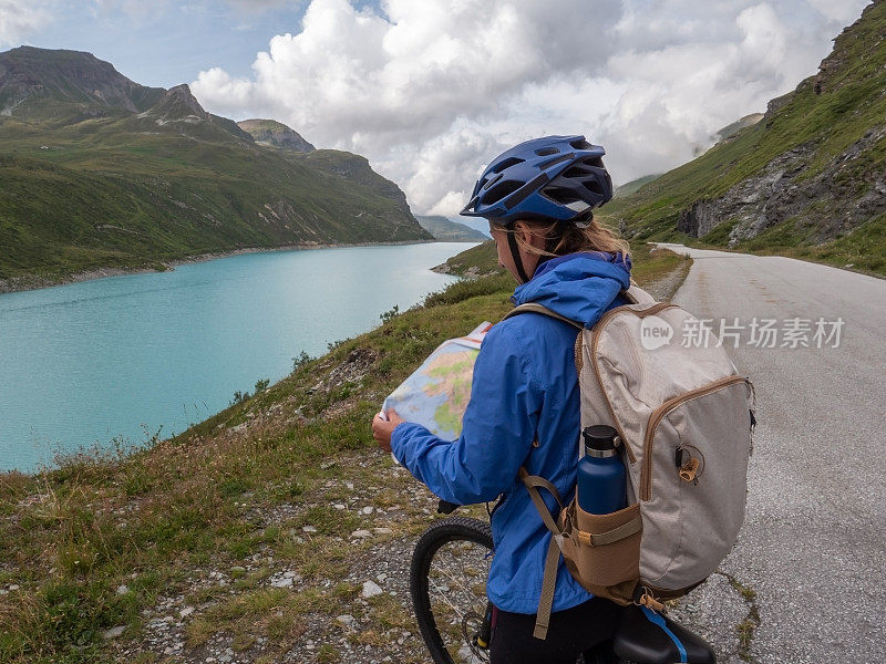 山地车停在美丽的蓝色湖畔高山小径看地图