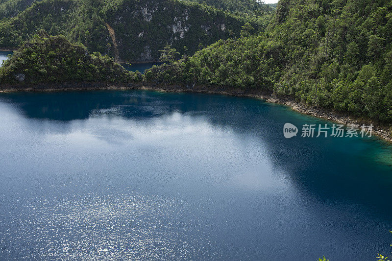 墨西哥恰帕斯的蓝色湖泊