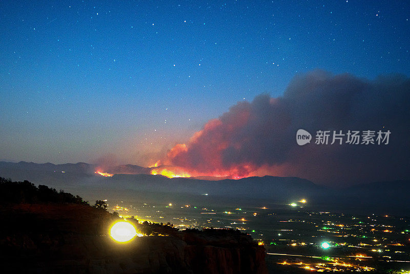 从科罗拉多国家纪念碑的松树峡谷火在书悬崖在西部科罗拉多附近的大Junction和Fruita在黄昏的戏剧性的观点