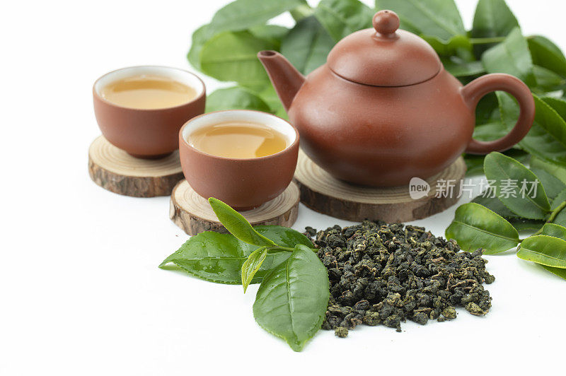 品尝着浓郁的中国茶及一心二叶的新鲜茶叶