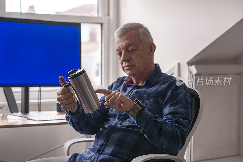 一名成年男子在家通过屏幕查看健康信息