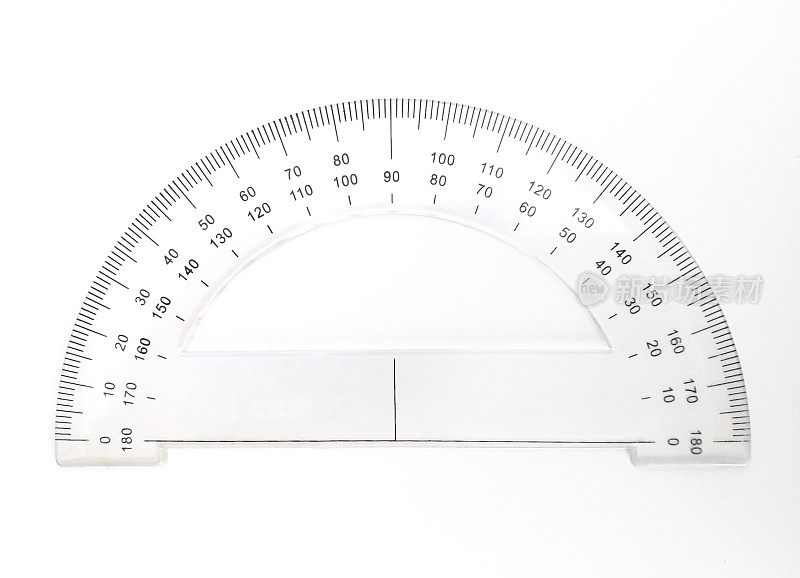 用于测量在白色背景上隔离度的量角器的前视图。测量和构造角度的数学仪器。倾角计。测量工具。圆测量尺度。