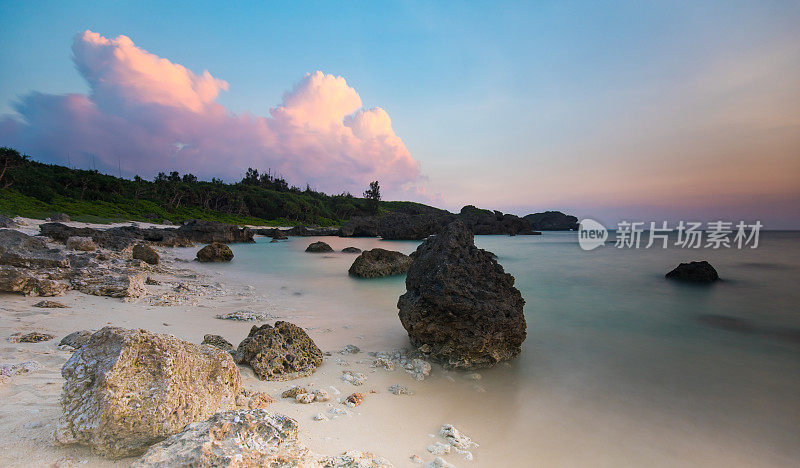 粉红色和紫色的冲绳日落海景