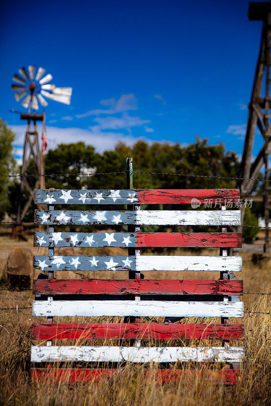 风车和自制的美国国旗