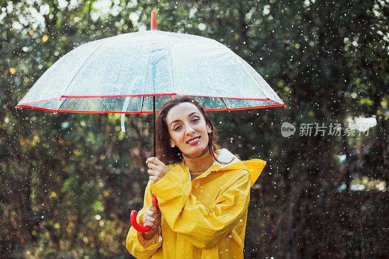 快乐的女人在雨中行走