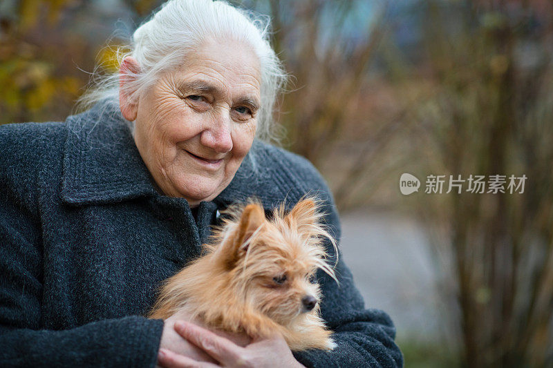 妇女和她的狗在户外