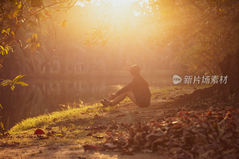 夕阳下的快乐少女