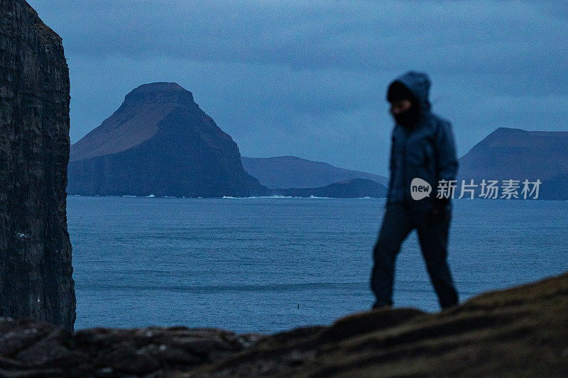 女性旅游冒险:在法罗群岛徒步旅行