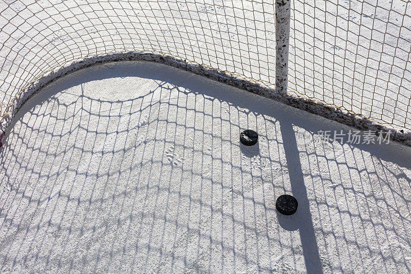 冰球场和球门，就在魁北克的自然中心。