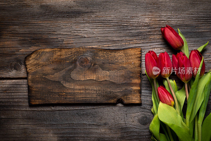 红色郁金香插花放在木桌上平铺