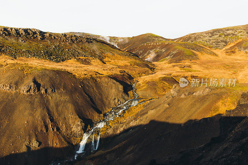 阳光明媚的一天，冰岛的火山地热山谷和热河