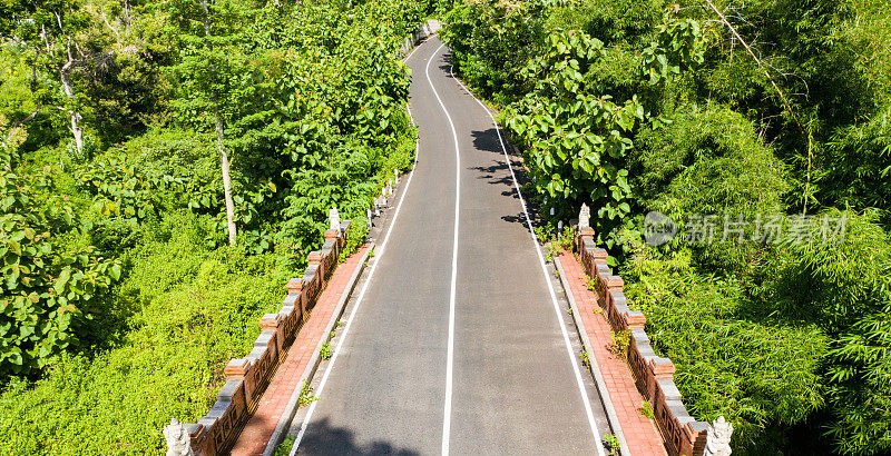 巴厘岛的公路被热带森林包围，从上面看。