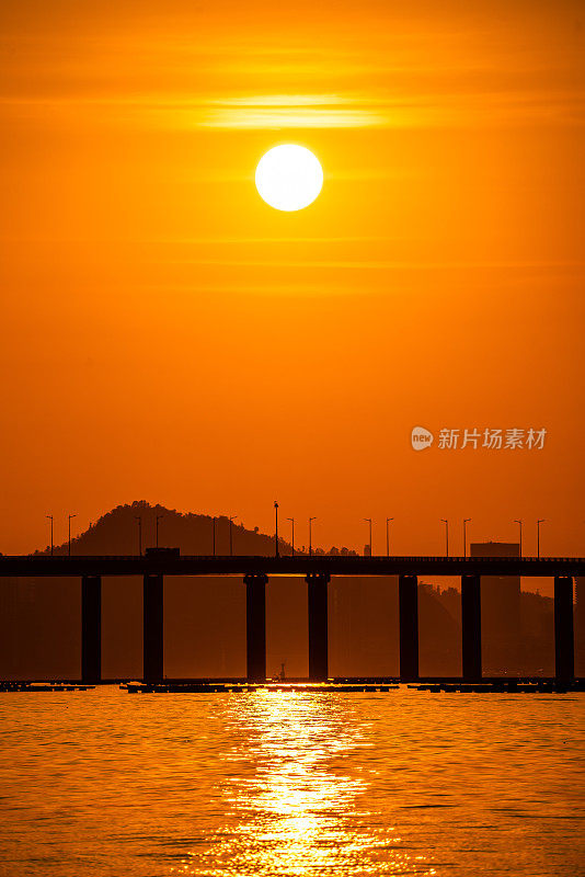 深圳湾大桥是连接深圳和香港的干线