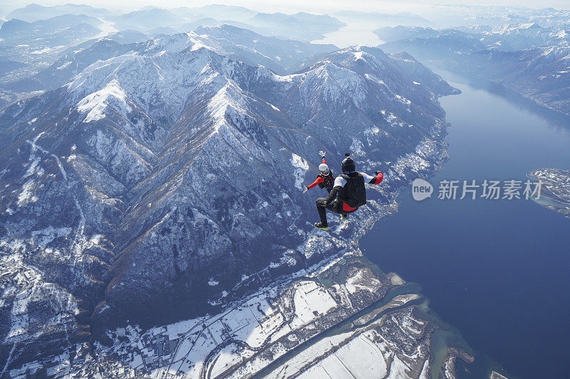 自由落体跳高者在瑞士山区景观上空翱翔