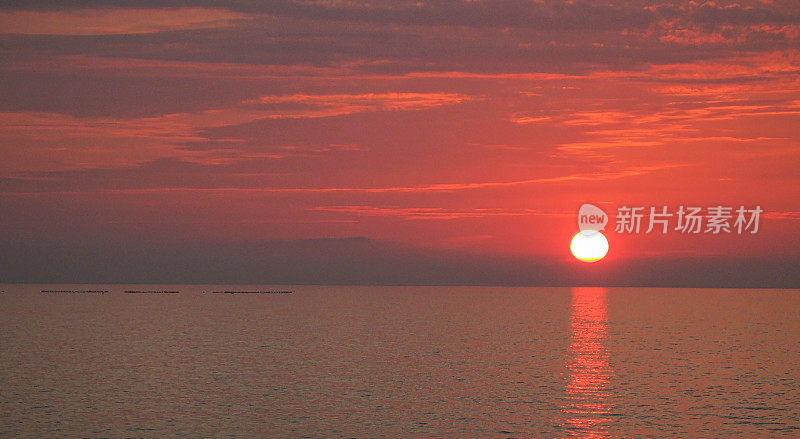 海岸上明亮的紫红色夕阳。海景。意大利卡拉布里亚