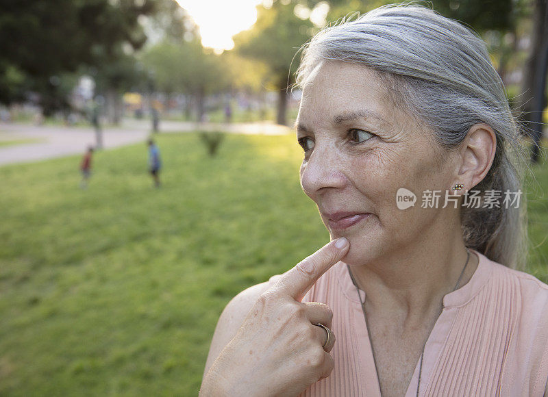 老女人在公园外面玩