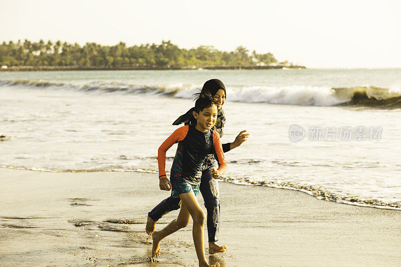 一家人在海滩上跑步