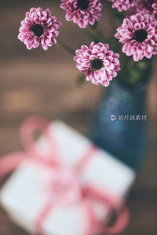 母亲节或生日时给妈妈的礼物和鲜花