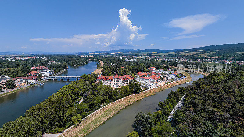鸟瞰图小镇皮埃斯塔尼在阳光明媚的夏日，斯洛伐克。