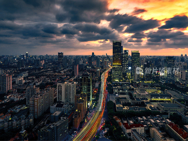 缓慢的快门速度拍摄了中国上海的城市天际线，夜城和高架桥上的汽车灯光轨迹。