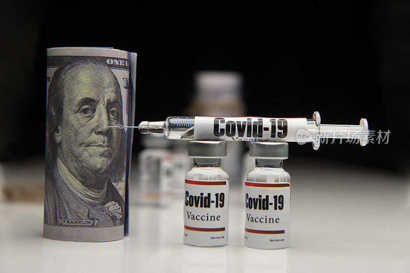 例如冠状病毒疫苗。玻璃针安瓿，注射器和100美元钞票