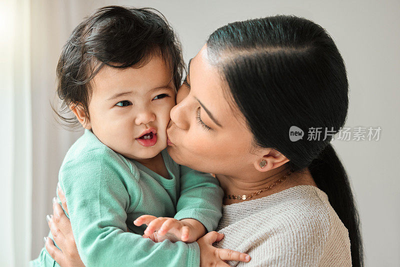 一个美丽的年轻女人在家里和她的孩子在一起