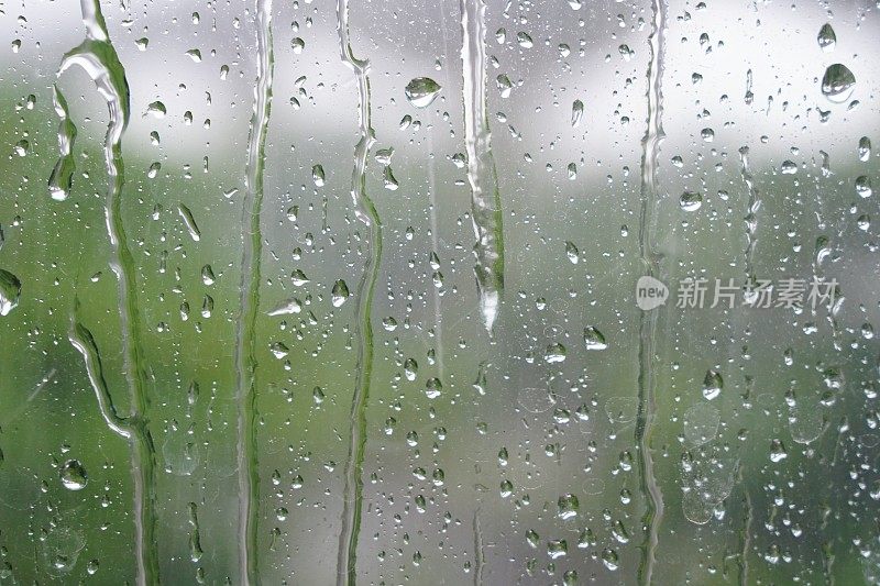 雨点在窗口与背景