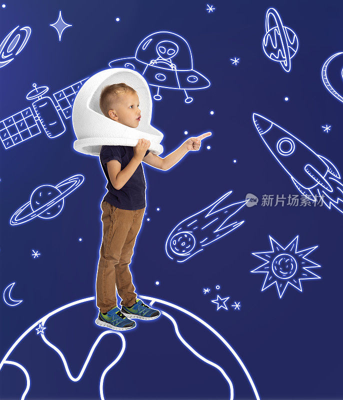 有创意的艺术品，小男孩穿着巨大的白色宇航员头盔站在绘制的行星，小行星和恒星在外层空间。想法、灵感、想象。拼贴画
