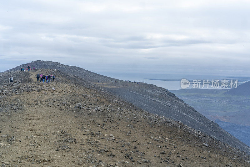 两大旅游团从冰岛fagradalsjall火山出发