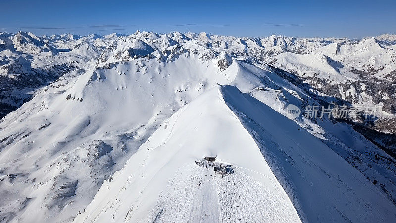 奥地利萨尔茨堡地区奥伯陶恩滑雪场Gamsleiten滑雪场的鸟瞰图。