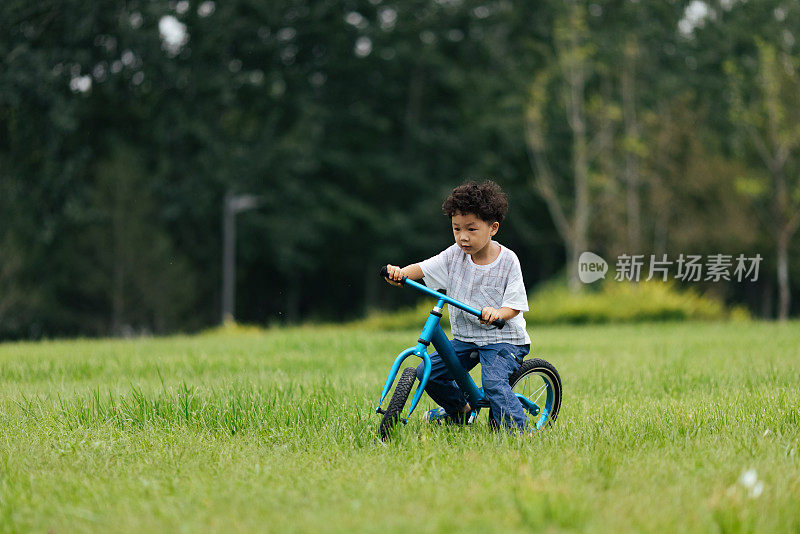 一个小男孩骑着自行车