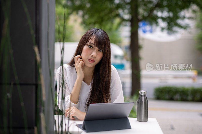 日本女商人在户外使用数码平板电脑