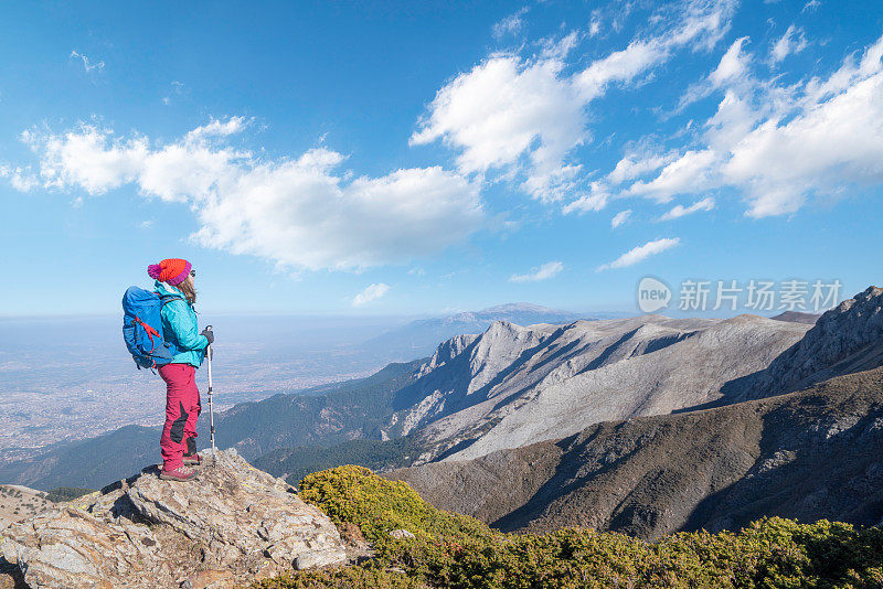 成功的女登山者是在山顶上看风景