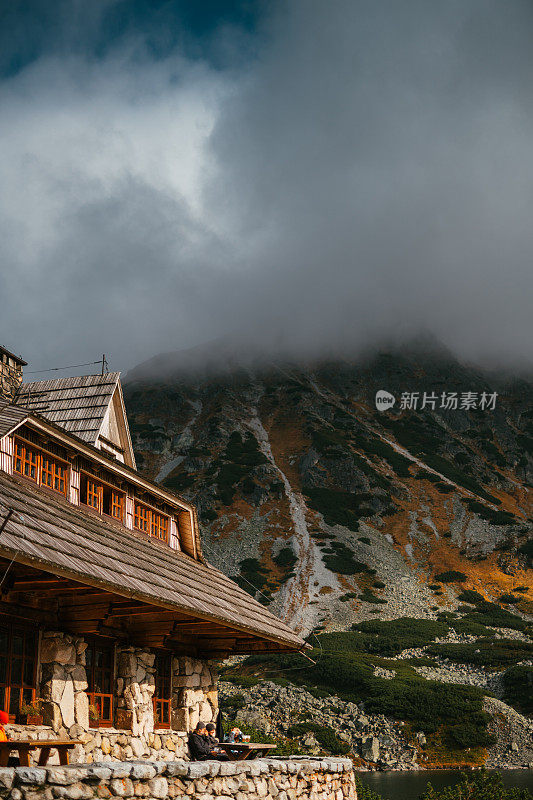 山仙境。秋天的山地景观。住房建设