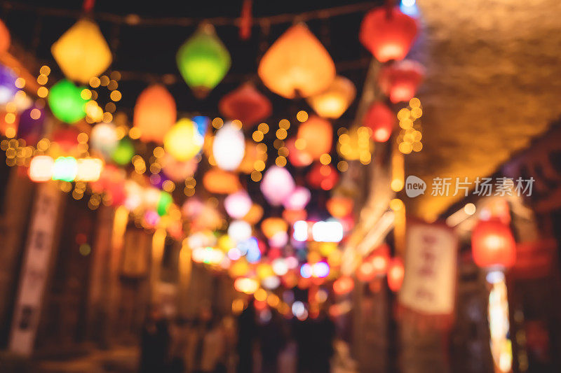 中国新年的夜市上到处都是灯笼