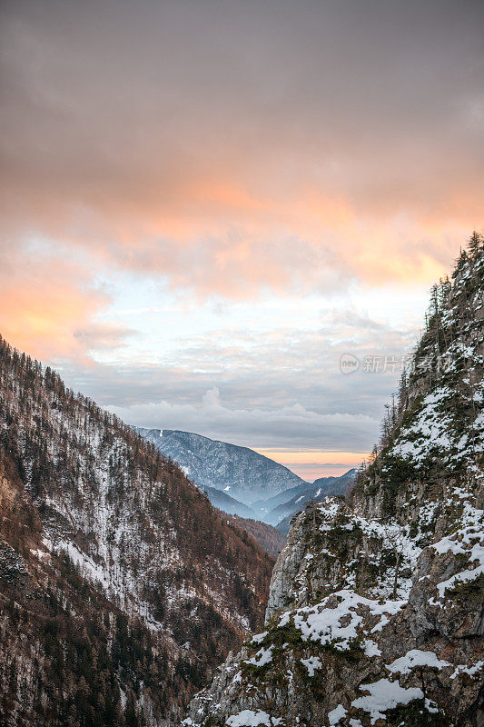 雪山上的日出